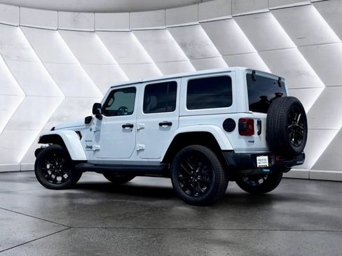 Used 2023 Jeep Wrangler Unlimited Sahara w/ Cold Weather Group AWD/4WD image 6
