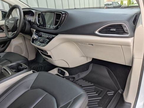 Used 2024 Chrysler Pacifica Touring-L image 6