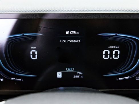 Used 2024 Kia Niro LX image 16