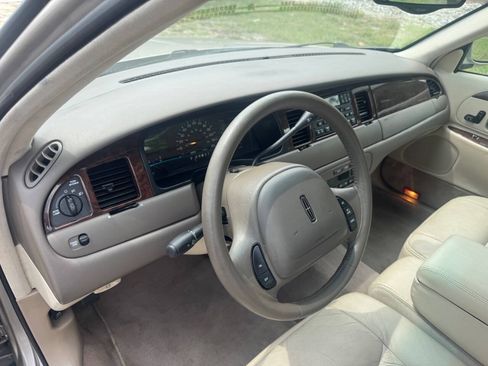Used 1999 Lincoln Town Car Executive RWD image 10