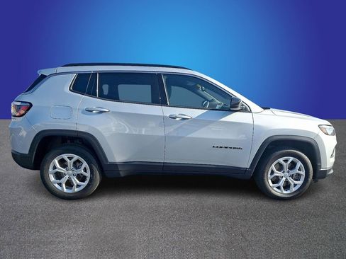 Used 2024 Jeep Compass Latitude image 7
