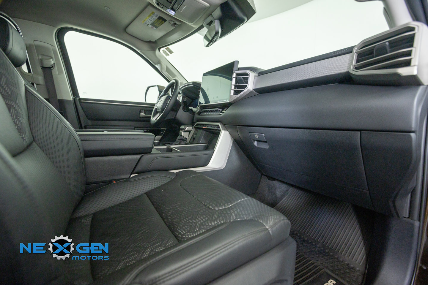 Used 2024 Toyota Tundra Limited AWD/4WD image 43