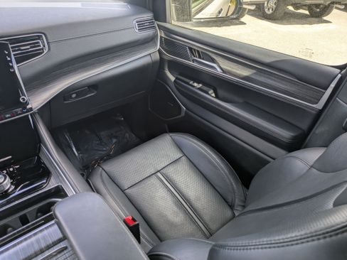 Used 2024 Jeep Wagoneer L Series II image 34