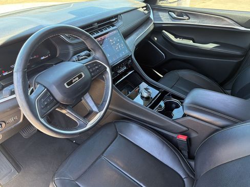 Used 2022 Jeep Grand Cherokee L Limited w/ Luxury Tech Group II image 4