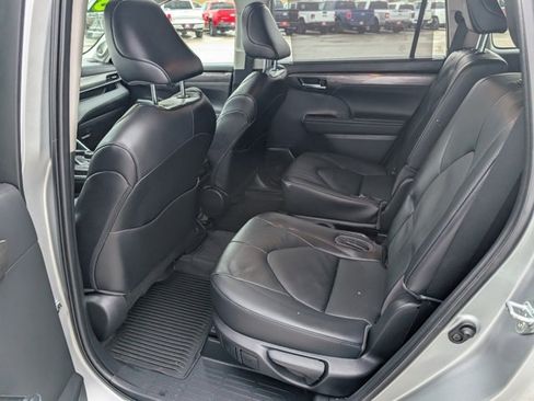 Used 2023 Toyota Highlander Limited image 19