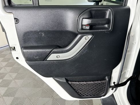 Used 2016 Jeep Wrangler Unlimited Sahara image 23