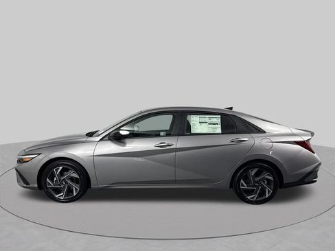 Used 2025 Hyundai Elantra SEL FWD image 16