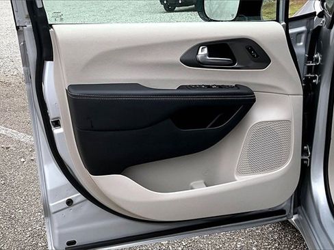 Used 2024 Chrysler Pacifica Touring-L image 23