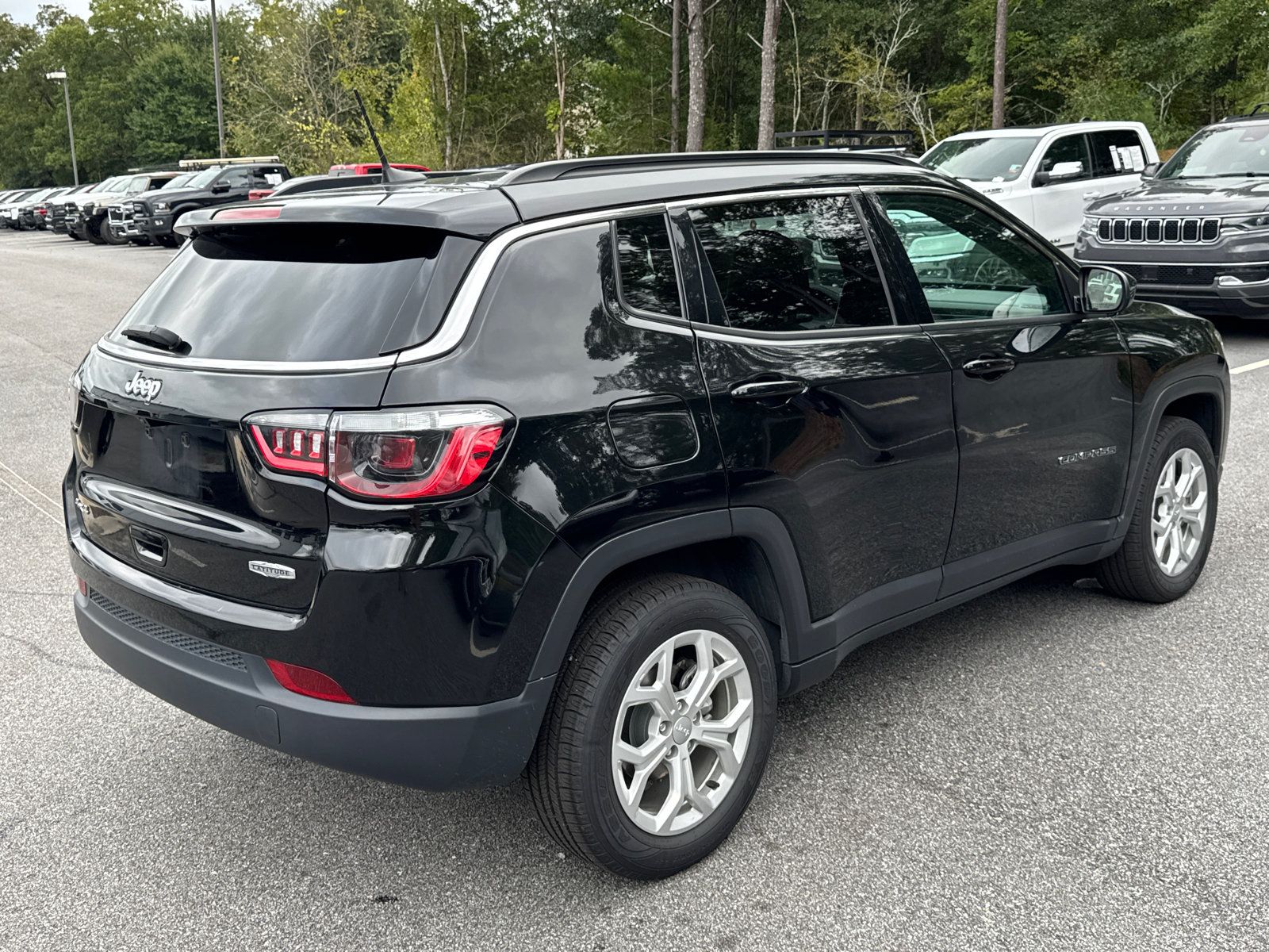 Used 2024 Jeep Compass Latitude AWD/4WD image 5