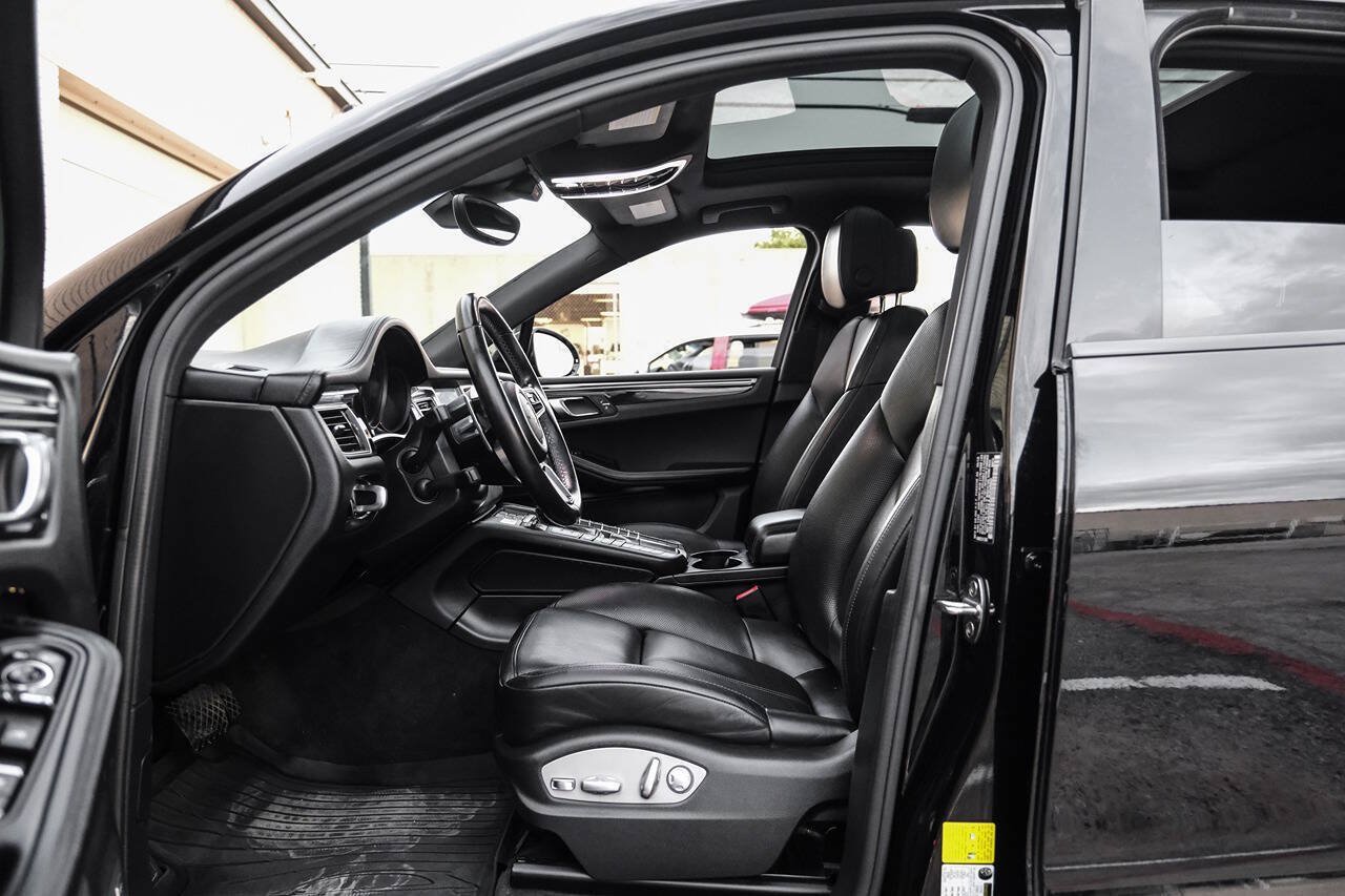 Used 2018 Porsche Macan w/ Premium Package Plus AWD/4WD image 4