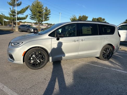 New 2026 Chrysler Pacifica Select image 16