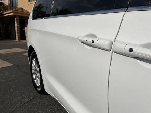 Used 2024 Chrysler Pacifica Touring-L FWD image 27