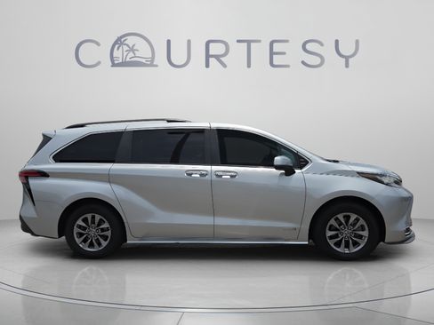Certified 2021 Toyota Sienna XLE FWD image 6