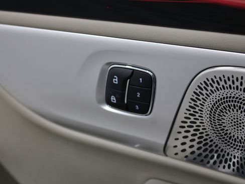 Used 2024 Lincoln Nautilus Reserve w/ Equipment Group 203A AWD/4WD image 8