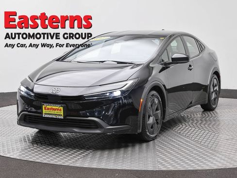 Used 2025 Toyota Prius LE FWD image 1