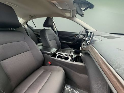 Used 2024 Nissan Altima 2.5 SV FWD image 11