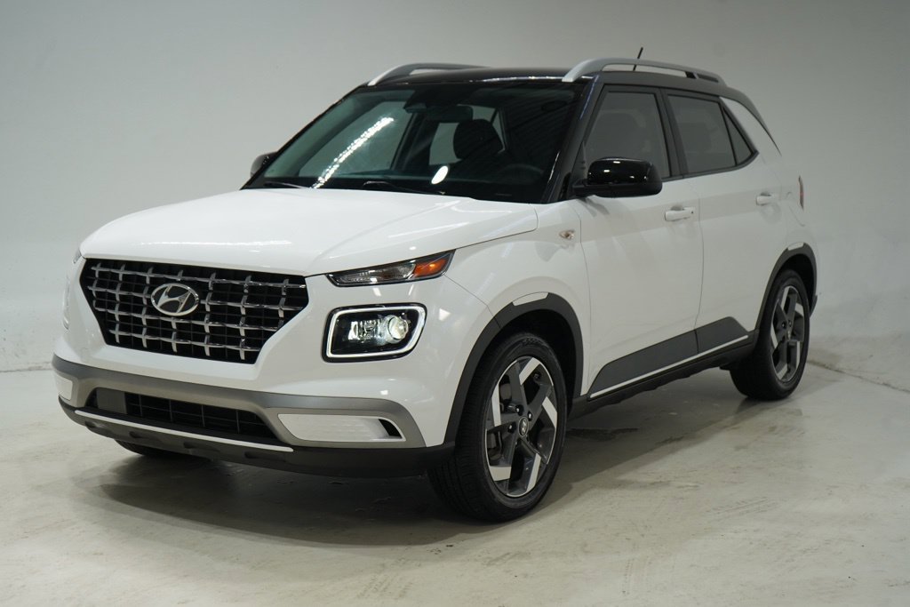 Used 2024 Hyundai Venue Limited FWD image 3