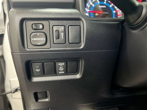 Used 2017 Toyota 4Runner SR5 AWD/4WD image 17
