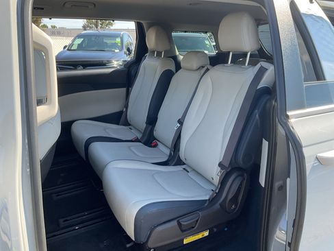 Used 2025 Kia Carnival EX FWD image 19