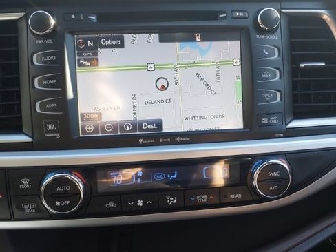Used 2017 Toyota Highlander Limited AWD/4WD image 19