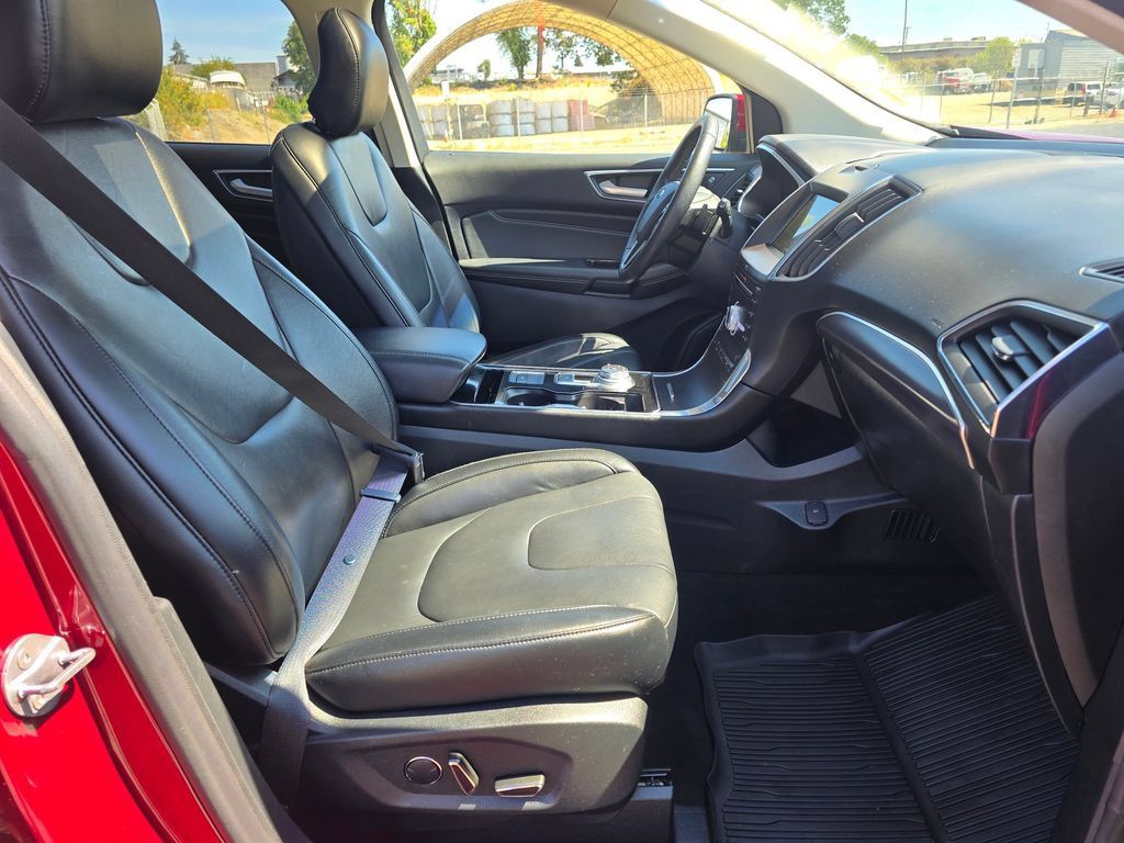 Used 2019 Ford Edge Titanium w/ Cold Weather Package AWD/4WD image 18