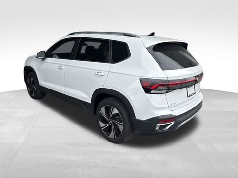 Used 2025 Volkswagen Taos SE image 4