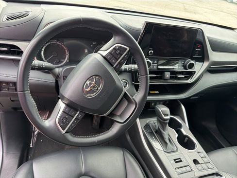 Used 2024 Toyota Highlander XLE image 12