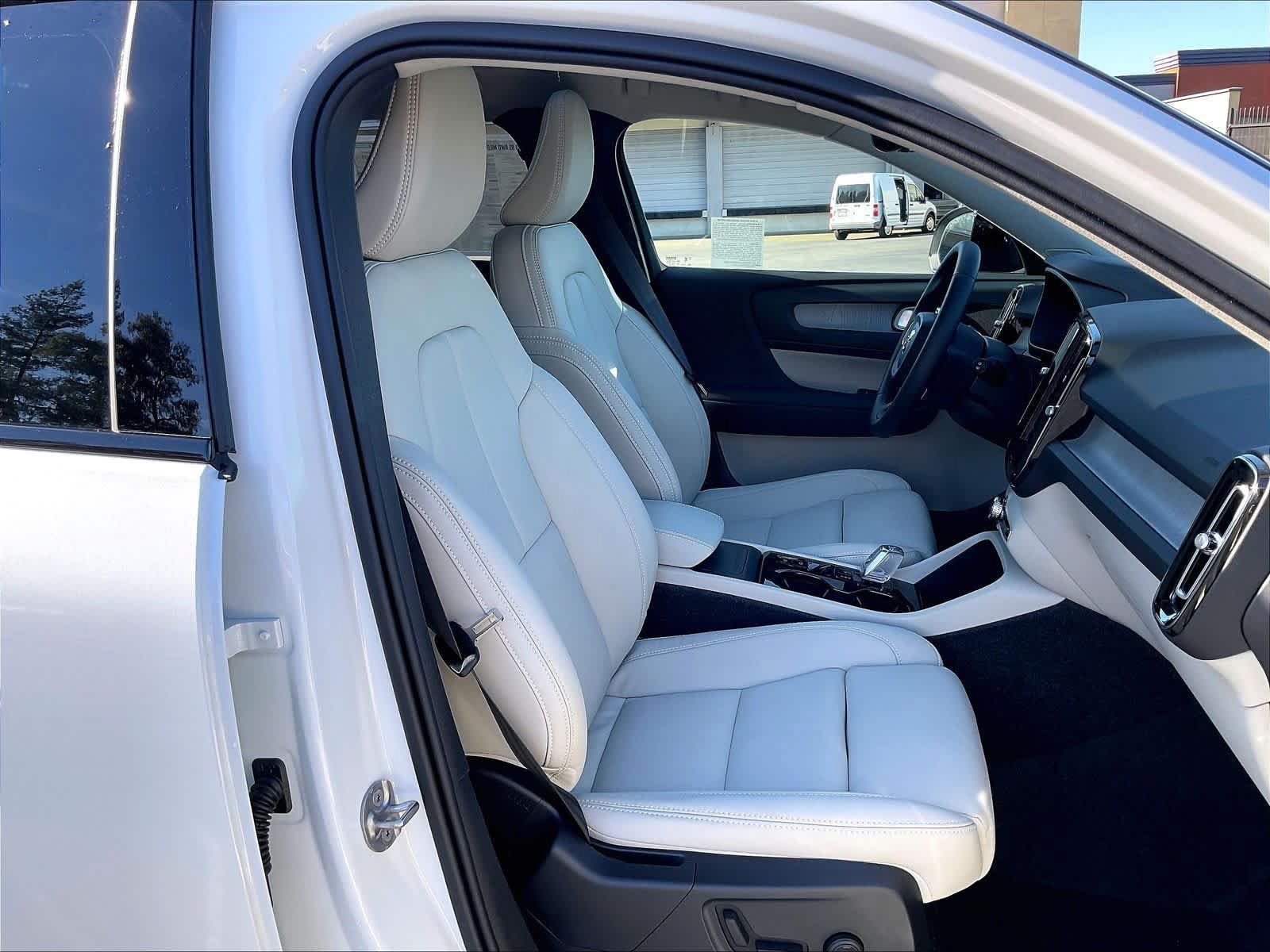 New 2026 Volvo XC40 B5 Plus w/ Protection Package Premier AWD/4WD image 31