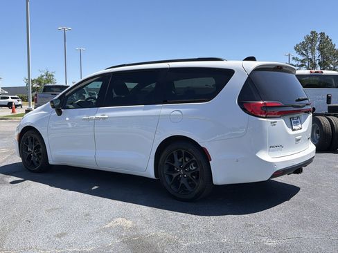 Used 2023 Chrysler Pacifica Limited w/ Uconnect Theater Family Group FWD image 10