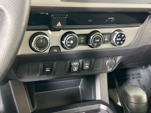 Used 2018 Toyota Tacoma SR5 AWD/4WD image 15