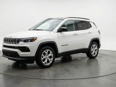 Used 2025 Jeep Compass Latitude AWD/4WD image 3