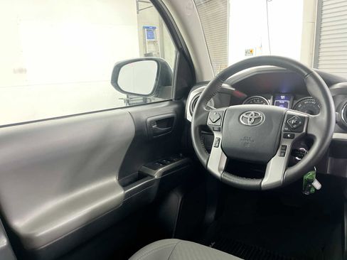 Used 2020 Toyota Tacoma SR5 AWD/4WD image 15