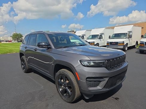 Used 2025 Jeep Grand Cherokee Altitude AWD/4WD image 3