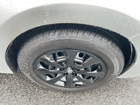 Used 2015 Toyota Corolla LE FWD image 13
