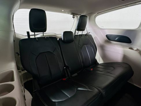 Used 2023 Chrysler Pacifica Touring-L FWD image 25