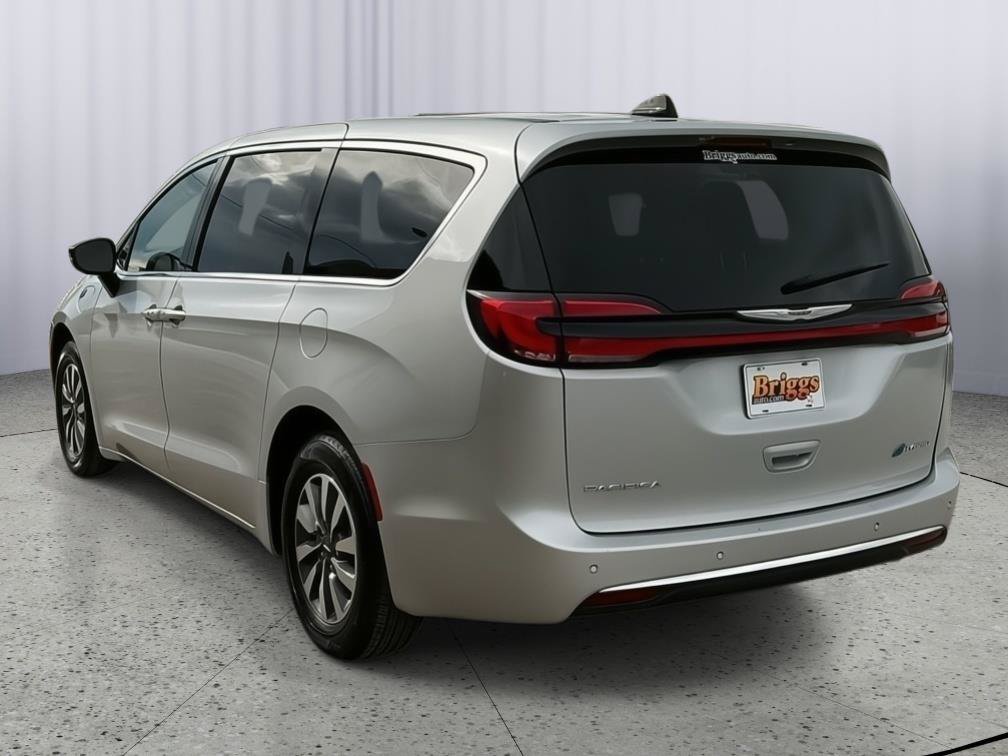 Used 2024 Chrysler Pacifica Limited FWD image 3