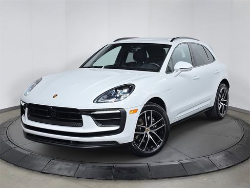 Certified 2025 Porsche Macan image 1