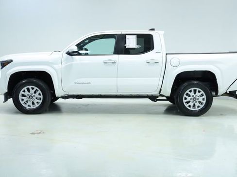 Used 2025 Toyota Tacoma SR5 AWD/4WD image 4