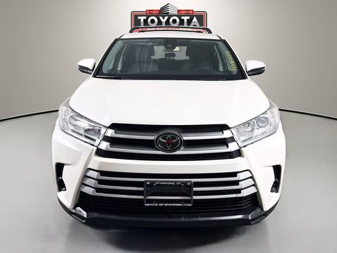 Used 2017 Toyota Highlander LE AWD/4WD image 2