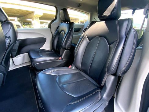 Used 2022 Chrysler Pacifica Touring-L image 27