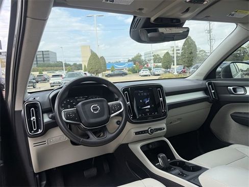 Used 2019 Volvo XC40 T5 Momentum image 16