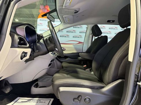 Used 2022 Chrysler Voyager LX image 17