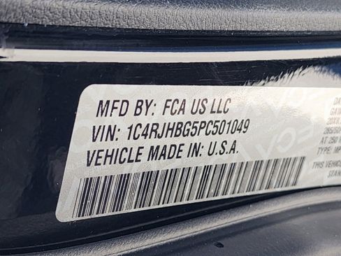 Used 2023 Jeep Grand Cherokee Limited w/ Black Appearance Package image 36