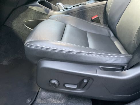 Used 2025 Volvo XC40 B5 Plus image 40