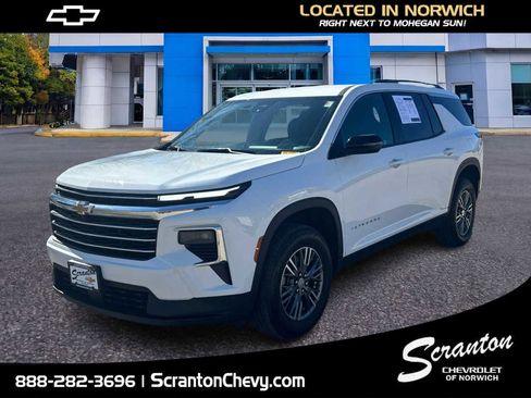 Certified 2025 Chevrolet Traverse LT image 1