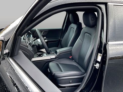 Used 2025 Mercedes-Benz GLB 250 w/ Exclusive Package image 10