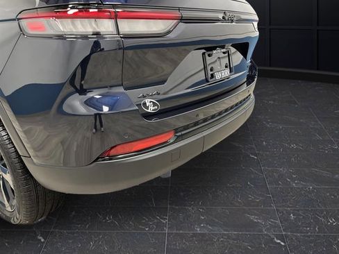 Used 2024 Jeep Grand Cherokee Limited w/ Black Appearance Package image 37