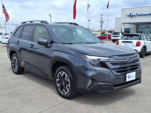 Used 2025 Subaru Forester Premium AWD/4WD image 3