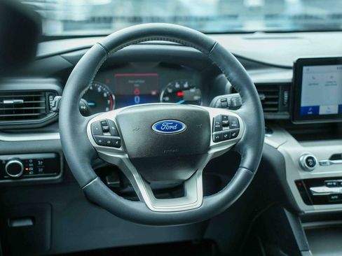 Used 2023 Ford Explorer XLT AWD/4WD image 23