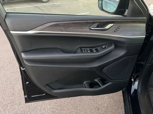 New 2025 Jeep Grand Cherokee Limited w/ Black Appearance Package image 28